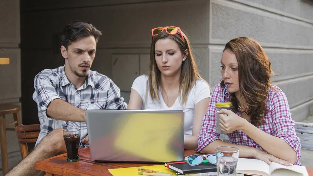 team-working-on-content-marketing
